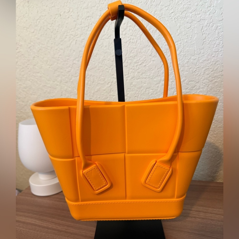 BOTTEGA VENETA
Rubber Maxi Intrecciato Mini
Arco Tangerine New - Picture 2 of 9